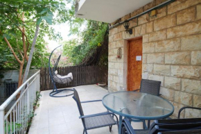 Quiet garden apartment in Rehavia